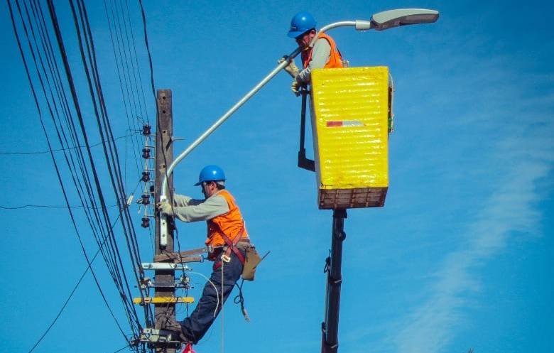 persona trabajando en alturas por poste electrico